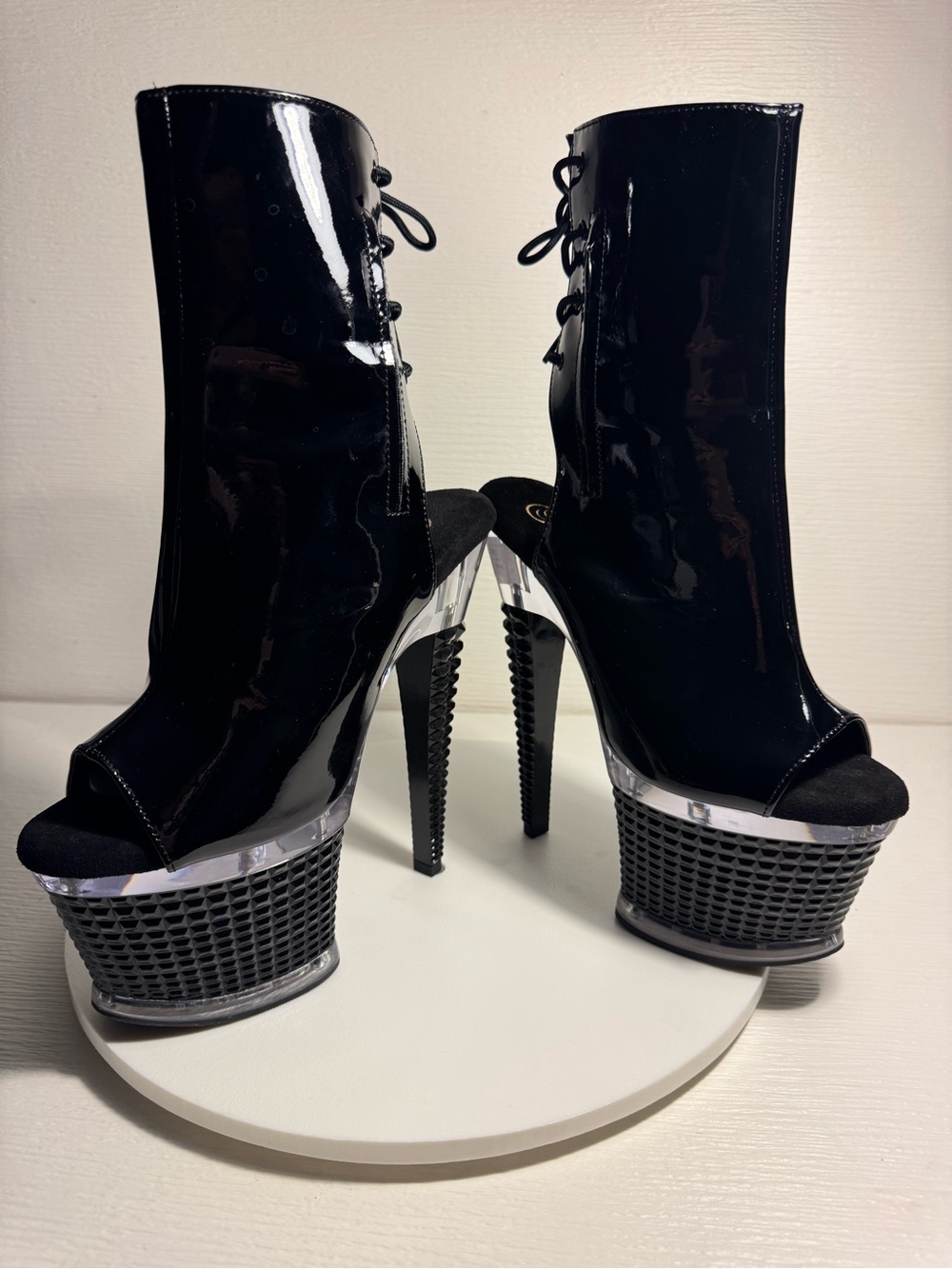 US 6 Black Patent Peep-Toe Platform Heeled Booties - Picture 4 of 7